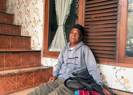 UPAH DIRAMPAS DAN TAK ADA ONGKOS UNTUK PULANG, BANTU ABAH DEDE BERJUANG!