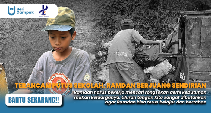 TAHAN LAPAR DEMI ADIK KENYANG, Ramdan (14) dorong gerobak rongsok.