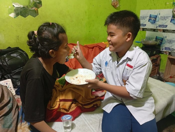 Perjuangan Raysar (14 Thn): Jual Kerupuk Keliling Demi Sembuhkan Ibu & Tetap Sekolah