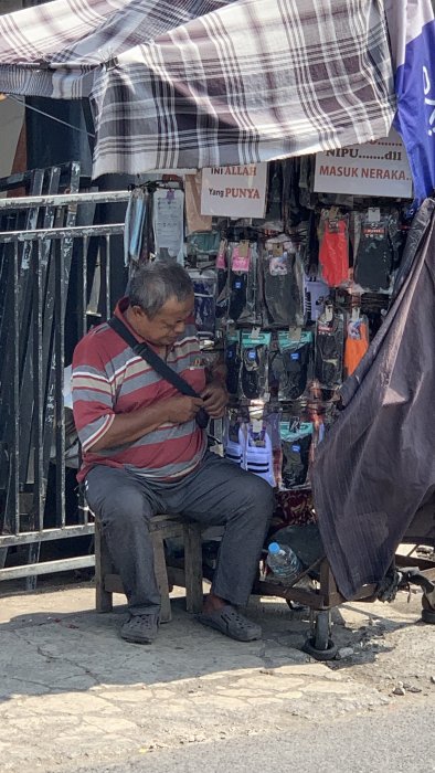 Tunanetra dan Sebatang Kara, Pak Agus Gigih Menjajakan Dagangan