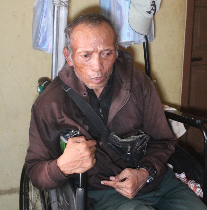 Kakek Stroke Tahan Nyeri Dorong Kursi Roda Jualan Tisu